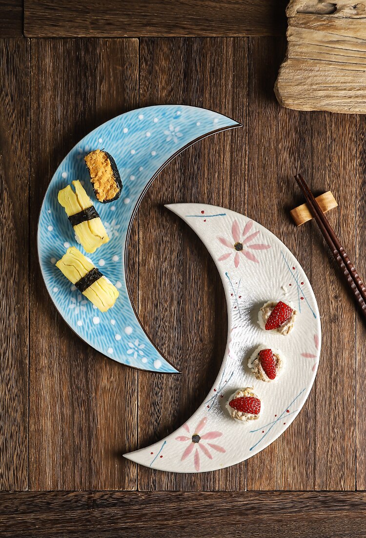 12 Inch Japanese Painted Ceramic Sushi Cuisine Moon Plate Simple Home Hotel Restaurant Japanese Sashimi Plate Kitchen Tableware